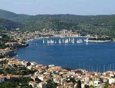 Otel Issa Vis