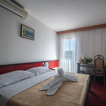 Issa Hotell 2*